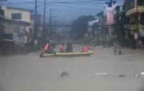 Đường phố Philippines hóa thành sông do bão Gaemi
