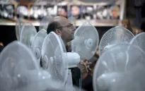 Nắng nóng gần 50 độ C, Iran đóng cửa các cơ quan nhà nước và ngân hàng