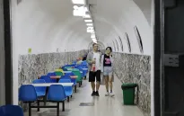 Người dân Trung Quốc tránh nắng nóng trong hầm phòng không