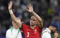 Huyền thoại bóng đá Pepe giã từ sự nghiệp quần đùi áo sổ ở tuổi 41