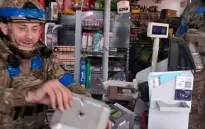 Binh sĩ Ukraine cướp phá siêu thị Nga