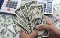 Cổ phiếu tăng, đồng USD bị ảnh hưởng khi Fed chuẩn bị cắt giảm lãi suất