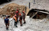 Vỉa hè bất ngờ sụt thành hố sâu 8 mét ở Kuala Lumpur (Malaysia), du khách Ấn Độ rơi xuống mất tích