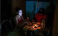 Cắt điện tối thiểu 14 giờ/ngày, hàng triệu người dân Cuba chật vật trong cái nóng mùa hè