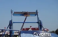 Du khách mắc kẹt trên không 90 phút vì tàu lượn siêu tốc gặp sự cố