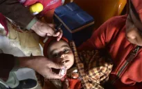 Chạy đua với thời gian cho trẻ uống vaccine bại liệt ở Dải Gaza