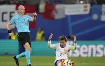 Anthony Taylor bị cấm cửa sau "cơn mưa thẻ vàng" tại Premier League