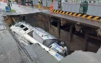"Hố tử thần" khồng lồ nuốt trọn 2 xe tải ở Hàn Quốc
