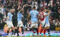 Pep Guardiola nổi điên, đạp ghế sau bàn thua gây sốc của Arsenal!