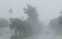 Siêu bão Milton đổ bộ Florida (Mỹ): Mưa lớn "ngàn năm có một", lốc xoáy thổi bay nhà