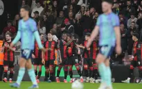 Arsenal nhận thất bại trước Bournemouth trong thế thiếu người