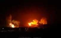 Liên quân Mỹ - Anh không kích làm rung chuyển thành phố cảng của Yemen