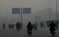 Hàng triệu học sinh Pakistan học trực tuyến do ô nhiễm không khí nghiêm trọng