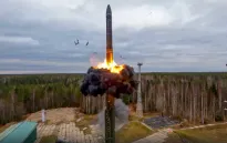 Tổng thống Putin ví tên lửa đạn đạo Oreshnik mới của Nga với thiên thạch