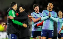 Arsenal ngược dòng trước Brentford, tiếp tục bám đuổi ngôi đầu