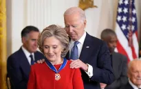 Trao Huân chương cho bà Clinton và cầu thủ Messi, Tổng thống Biden muốn gửi thông điệp đến ông Trump