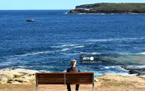 Australia đóng cửa 9 bãi biển do vật thể lạ