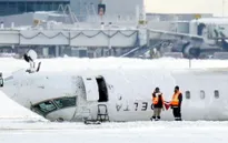 Tìm thấy hộp đen máy bay bị lật ngửa tại Canada