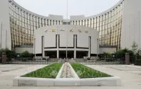 PBoC thận trọng, neo lãi suất giữa bão thuế