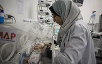 Nhiều trẻ sơ sinh tử vong vì hạ thân nhiệt trong tiết trời giá rét ở Gaza