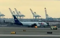 Máy bay chở hàng FedEx cháy động cơ trên không, hạ cánh khẩn cấp