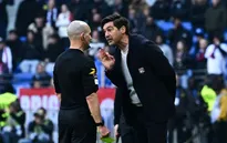 HLV Lyon bị phạt cấm chỉ đạo 9 tháng do hành vi dùng đầu tấn công trọng tài