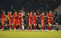 HLV Kim Sang-sik và các học trò không quên làm 1 điều cho người hâm mộ Việt Nam