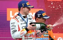 Verstappen chiến thắng, McLaren sa sút