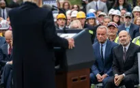 Tổng thống Trump ký hai sắc lệnh đáng chú ý về giá thuốc và di dời các cơ quan chính phủ