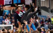 Leeds United và Burnley giành vé sớm lên Ngoại hạng Anh