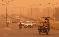 Bão cát mù mịt cản trở tầm nhìn tại Iraq, gần 400 người nhập viện