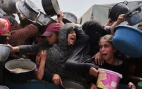 Tàu chở hàng viện trợ tới Gaza bị tấn công