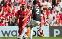 Liverpool và Arsenal chia điểm sau màn rượt đuổi nghẹt thở tại Anfield