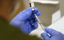 Mỹ bỏ khuyến cáo tiêm vaccine COVID-19 cho trẻ em và thai phụ khỏe mạnh