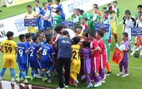 Xuân Son bị "bao vây" bởi các cầu thủ nhí Bà Rịa - Vũng Tàu