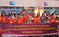 Thầy trò HLV Kim Sang-sik nhận sự chào đón cuồng nhiệt từ người Việt Nam tại Malaysia