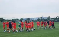 Tuyển nữ Việt Nam ra sân tập nhẹ trong ngày đầu tập huấn tại Osaka (Nhật Bản)