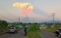 Núi lửa phun trào tạo cột tro bụi cao 10 km, Bali hủy hàng chục chuyến bay