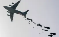 Israel cho phép thả hàng cứu trợ xuống Gaza, thiết lập hành lang nhân đạo