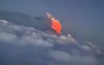 Núi lửa Klyuchevskoy phun trào sau động đất tại Kamchatka (Nga)