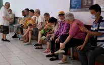 Người dân Trùng Khánh (Trung Quốc) tìm nơi tránh nắng nóng cực độ