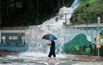 Hong Kong (Trung Quốc) nâng cảnh báo mưa bão lên mức cao nhất