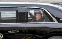 Khoảnh khắc Tổng thống Putin và Tổng thống Trump đi chung xe "quái thú"