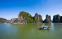 Tàu cá bị sóng đánh lật ở vịnh Hạ Long, 3 ngư dân được cứu sống