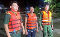 Cứu hai ngư dân gặp nạn trên biển Cà Mau
