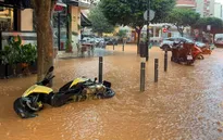 Mưa lớn kỷ lục kể từ năm 1952, Tây Ban Nha đóng cửa trường học và bãi biển