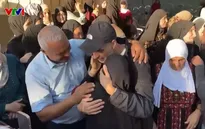 Các con tin Israel và tù nhân Palestine đoàn tụ với gia đình sau nhiều ngày chờ đợi