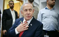 Thủ tướng Israel Netanyahu hầu tòa trong phiên xử tham nhũng giữa lúc sức khỏe suy yếu