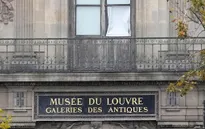 Vụ trộm táo bạo giữa ban ngày tại bảo tàng Louvre ở Paris