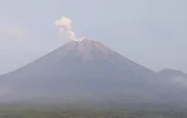 Núi lửa Semeru ở Indonesia gia tăng hoạt động, gây ra 100 rung chấn trong vòng 24 giờ 